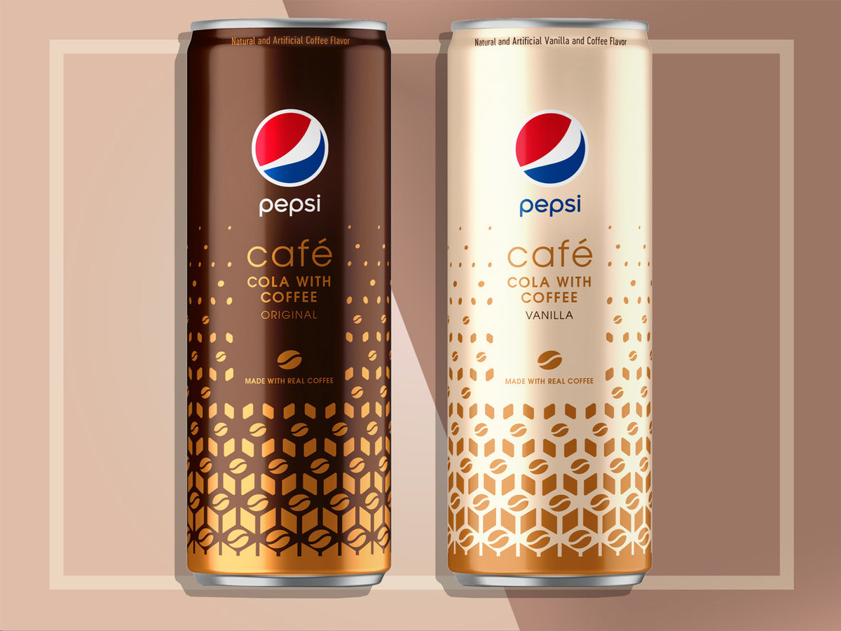 Dua varian produk Pepsi Café kaleng original dalam warna cokelat dan vanilla dalam warna putih.